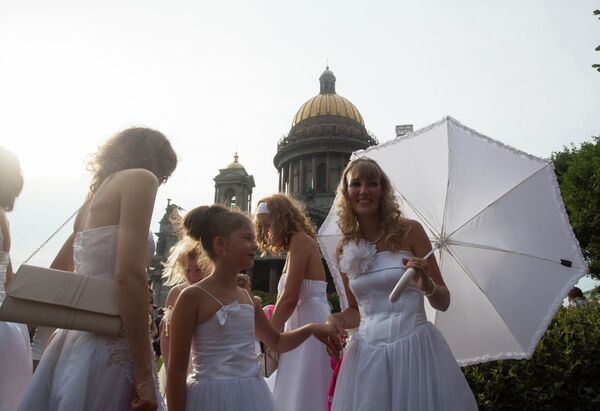 Flashmob Novias a la Fuga en el centro de San Petersburgo - Sputnik Mundo