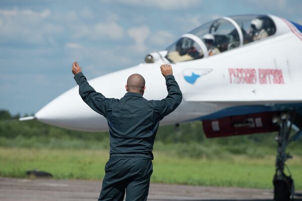 Patrullas acrobáticas rusas realizan vuelos de entrenamiento - Sputnik Mundo