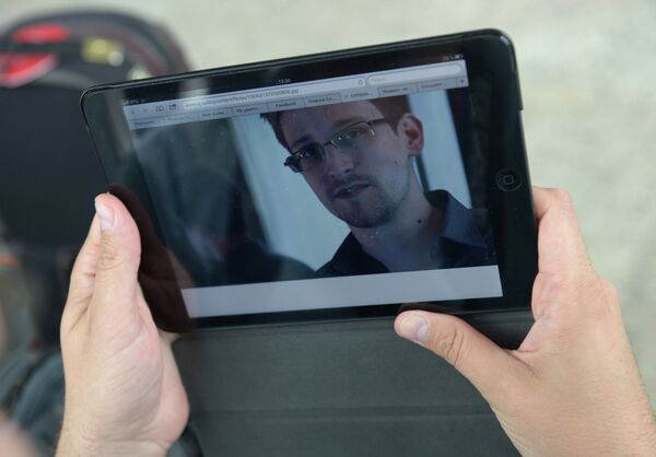 Snowden aún tiene en su poder documentos secretos, según senador de EEUU - Sputnik Mundo
