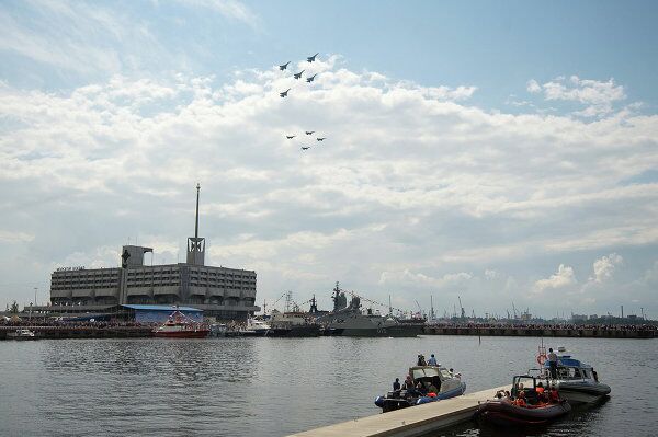 El Salón Naval de San Petersburgo cierra con espectáculo aéreo - Sputnik Mundo