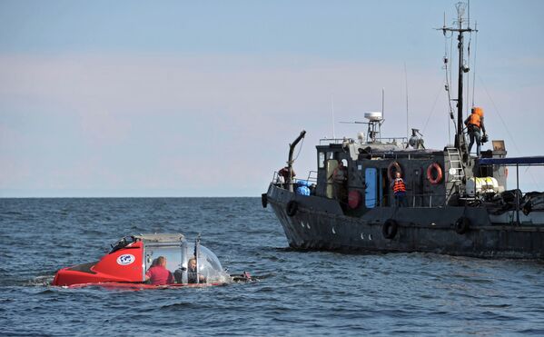 Putin se sumerge en el mar a bordo de un batiscafo - Sputnik Mundo