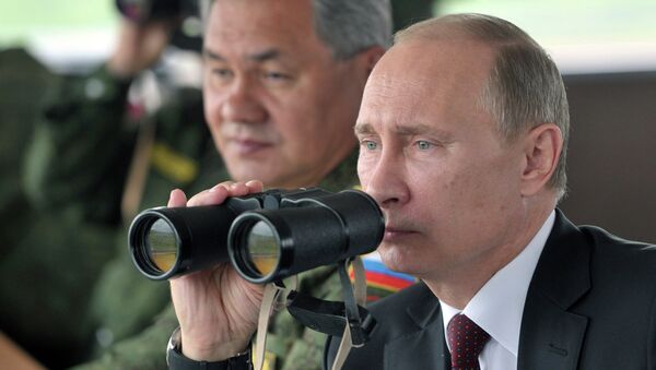 Vladímir Putin, presidente de Rusia, presencia las maniobras militares en Transbaikalia (julio de 2013) - Sputnik Mundo