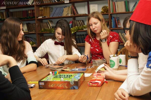 Muchos clientes se reúnen para una partida de juegos de mesa - Sputnik Mundo