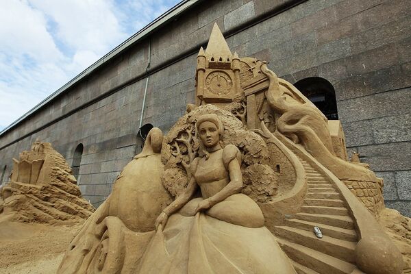 Un elefante indio y otras esculturas de arena en San Petersburgo - Sputnik Mundo