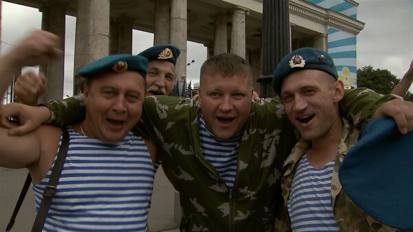 Veteranos celebran el Día de las Tropas Aerotransportadas en pleno centro de Moscú - Sputnik Mundo