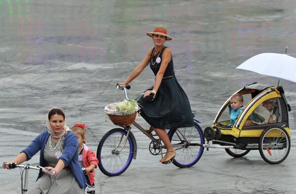 Desfile ciclista “Damas en bicis” en Moscú - Sputnik Mundo