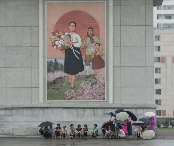 Más autos y menos retratos en Corea del Norte - Sputnik Mundo