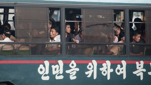 La gente en Pyongyang, la capital de Corea del Norte - Sputnik Mundo