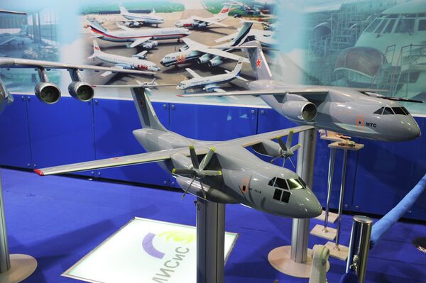 Rusia reanuda el desarrollo del avión de transporte militar IL-112 - Sputnik Mundo