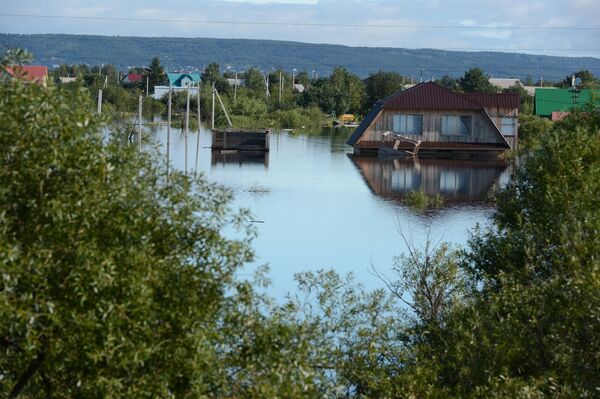 Con el agua hasta la rodilla y sin luz por las fuertes lluvias en la provincia de Amur - Sputnik Mundo