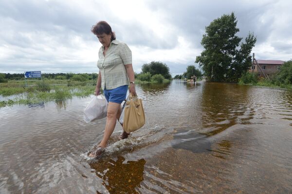 Con el agua hasta la rodilla y sin luz por las fuertes lluvias en la provincia de Amur - Sputnik Mundo