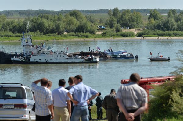 Al menos cuatro muertos por el choque de una motonave con una barcaza en Siberia - Sputnik Mundo