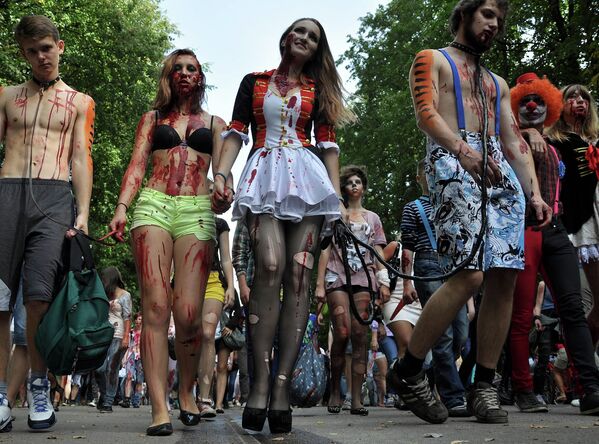Desfile de zombis esperpénticos en San Petersburgo - Sputnik Mundo
