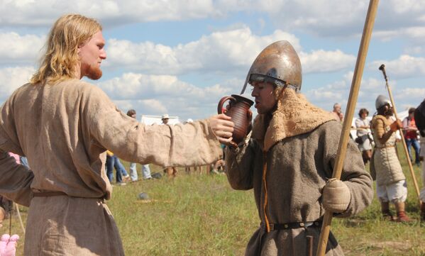Aficionados recrean la vida y batallas de los eslavos antiguos - Sputnik Mundo