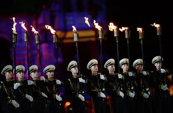 Moscú inaugura el festival de bandas militares Torre Spasskaya - Sputnik Mundo