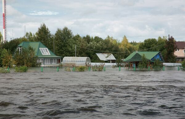 Más de 5.000 militares reparan los daños de las inundaciones en Lejano Oriente ruso - Sputnik Mundo
