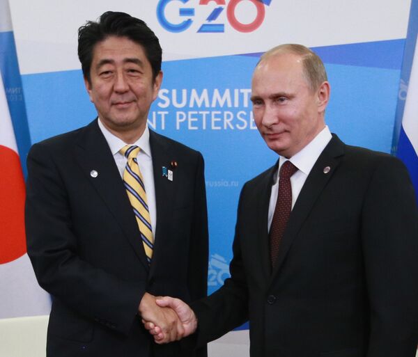 El presidente ruso Vladímir Putin se reunió hoy con el primer ministro de Japón, Shinzo Abe - Sputnik Mundo
