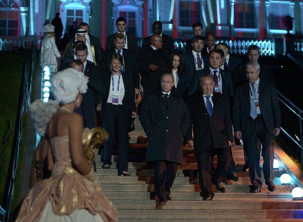В.Путин на Водно-музыкальном шоу для гостей саммита G20 - Sputnik Mundo