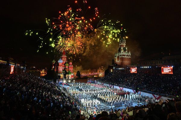 La impactante clausura del festival de bandas militares Torre Spasskaya en Moscú - Sputnik Mundo