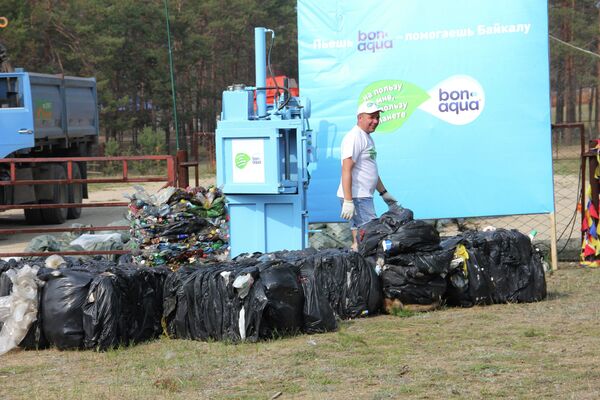 Voluntarios recogen tres toneladas de basura en el Baikal - Sputnik Mundo