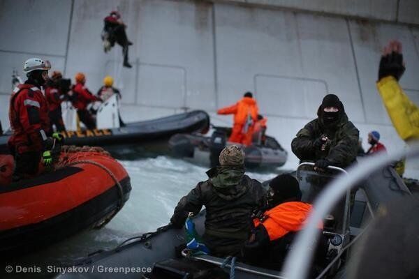 Rusia niega uso de armas durante registro del buque de Greenpeace - Sputnik Mundo