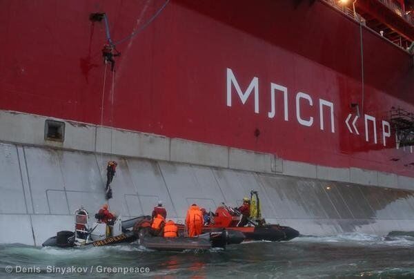 Guardacostas rusos empiezan un registro a bordo del buque ártico de Greenpeace - Sputnik Mundo
