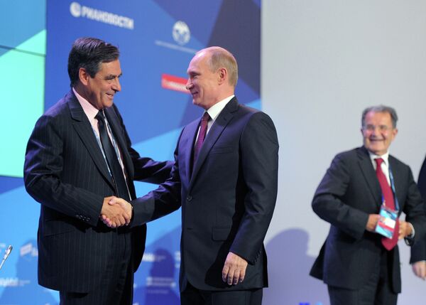 François Fillon (a la izquierda) y Vladímir Putin en el marco del Club de Debates Valdái - Sputnik Mundo