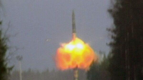 Militares disparan un misil “nuclear” y dan un duchazo a la lanzadera Topol-M - Sputnik Mundo