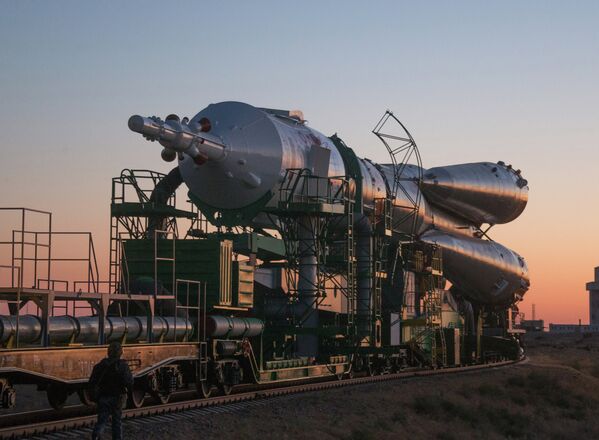 Cohete Soyuz-FG con nave Soyuz TMA-10M en rampa de lanzamiento - Sputnik Mundo