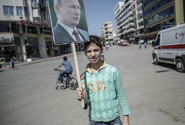 Manifestación en apoyo a Asad y Putin en Siria - Sputnik Mundo