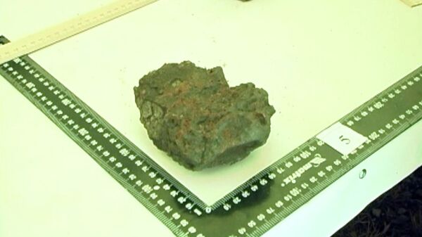 Buzos recuperan cinco supuestos fragmentos del meteorito de Cheliábinsk - Sputnik Mundo
