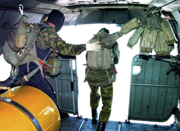 Paracaidistas rusos realizarán 26.000 saltos durante ejercicios militares en octubre - Sputnik Mundo