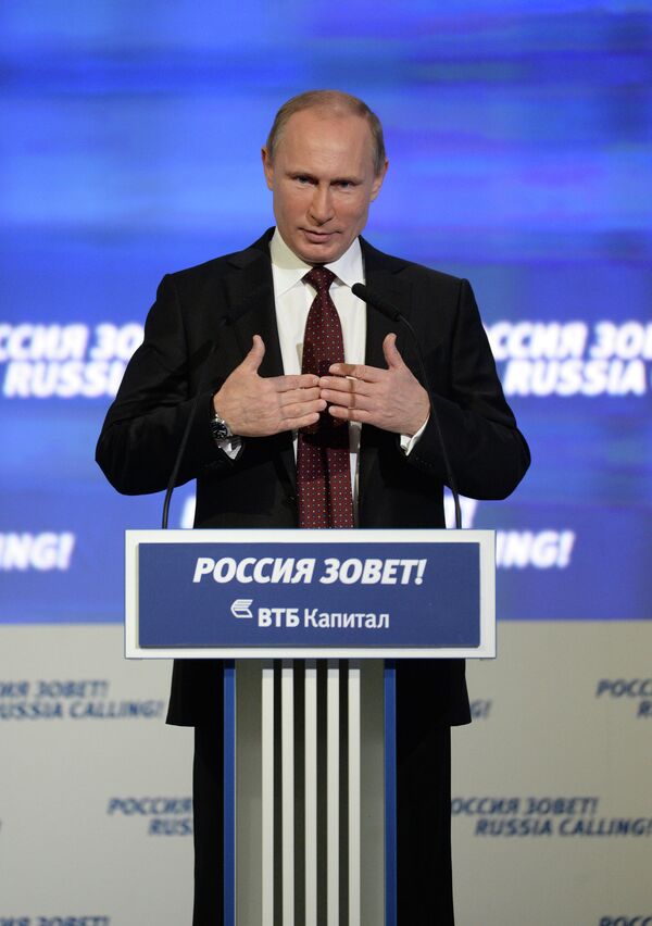El presidente ruso Vladimir Putin en un foro de investores - Sputnik Mundo