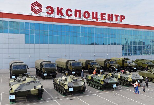 Blindados y otros equipos de combate en una feria de armamento de Omsk - Sputnik Mundo