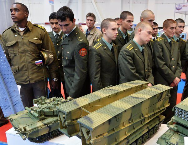 Blindados y otros equipos de combate en una feria de armamento de Omsk - Sputnik Mundo