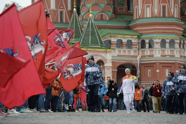La antorcha de los JJOO 2014 inicia su recorrido por Rusia en Moscú - Sputnik Mundo