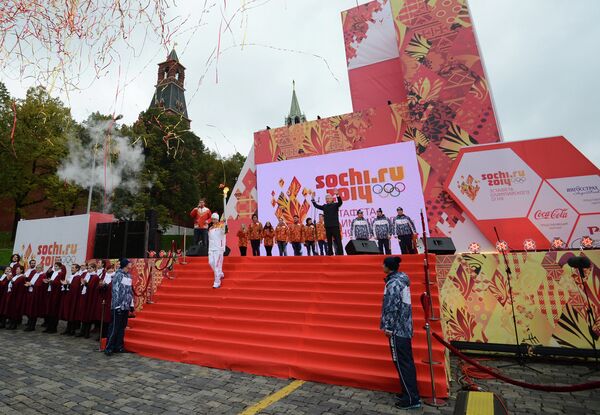 La antorcha de los JJOO 2014 inicia su recorrido por Rusia en Moscú - Sputnik Mundo