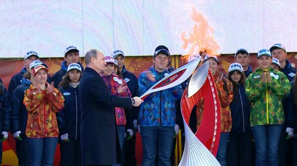 Putin enciende en la Plaza Roja la antorcha olímpica de Sochi 2014 - Sputnik Mundo