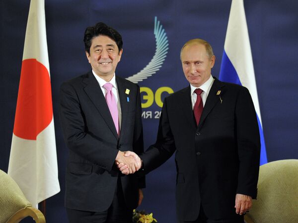 Еl presidente ruso, Vladímir Putin, y el primer ministro japonés, Shinzo Abe - Sputnik Mundo