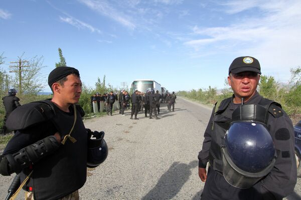 La policía kirguís libera al gobernador retenido como rehén en Issyk-Kul - Sputnik Mundo
