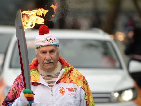 La llama olímpica de Sochi en las calles, en el metro y en los cielos de Moscú - Sputnik Mundo