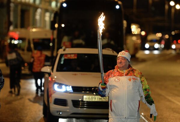 La llama olímpica de Sochi en las calles, en el metro y en los cielos de Moscú - Sputnik Mundo