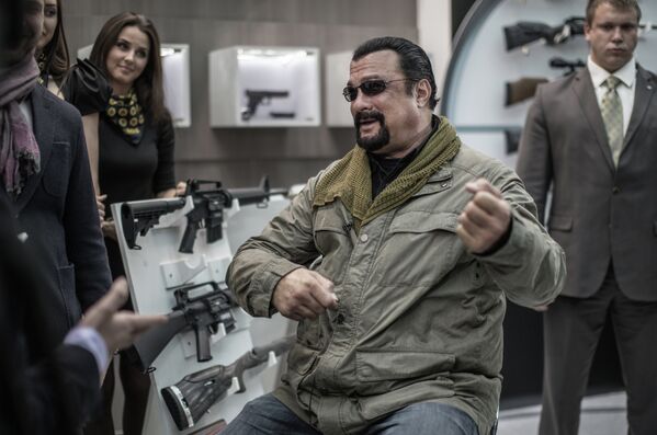 Steven Seagal visita la feria internacional Armas y Caza 2013 en Moscú - Sputnik Mundo