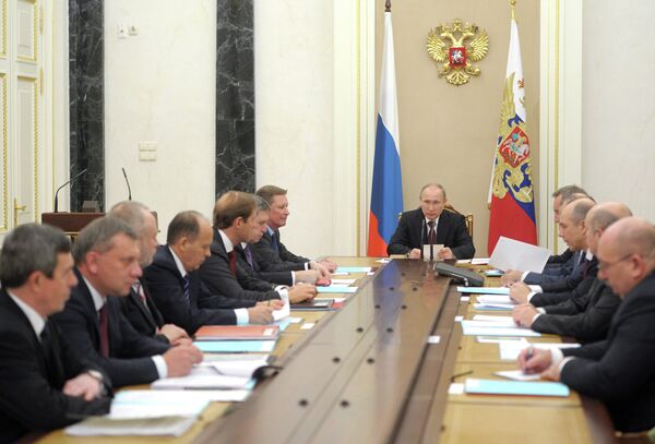 Putin dice que armar grupos ilegales perjudica la seguridad en el mundo - Sputnik Mundo