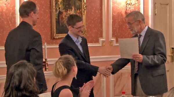 Snowden, condecorado con un “Nobel de filtraciones” en Moscú - Sputnik Mundo