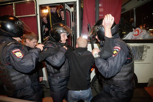 La policía detiene a unos 300 nacionalistas en el sur de Moscú - Sputnik Mundo
