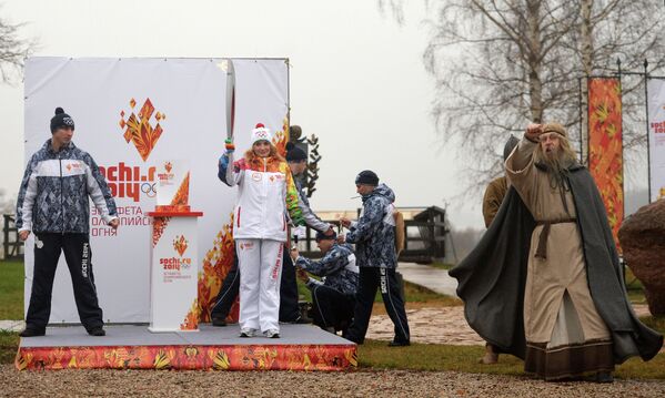 Antorcha olímpica de Sochi 2014 viaja a la Rusia medieval en Nóvgorod - Sputnik Mundo