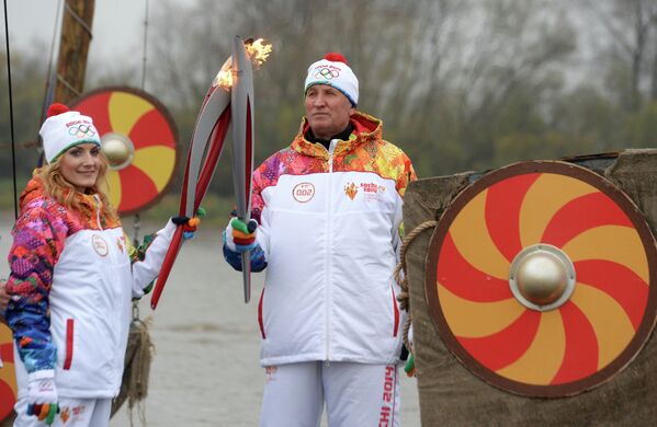 Antorcha olímpica de Sochi 2014 viaja a la Rusia medieval en Nóvgorod - Sputnik Mundo