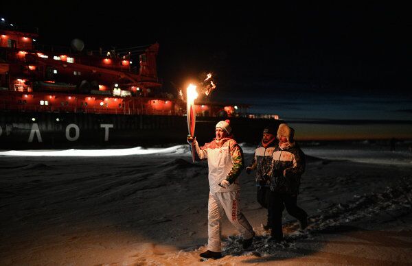 La antorcha olímpica de Sochi 2014 ilumina el Polo Norte - Sputnik Mundo