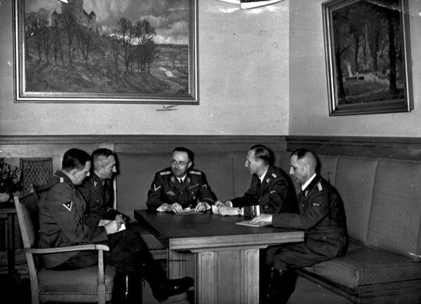 De izquierda a derecha: Franz Josef Huber, Arthur Nebe, Himmler, Heydrich y Heinrich Müller (foto de 1939) - Sputnik Mundo